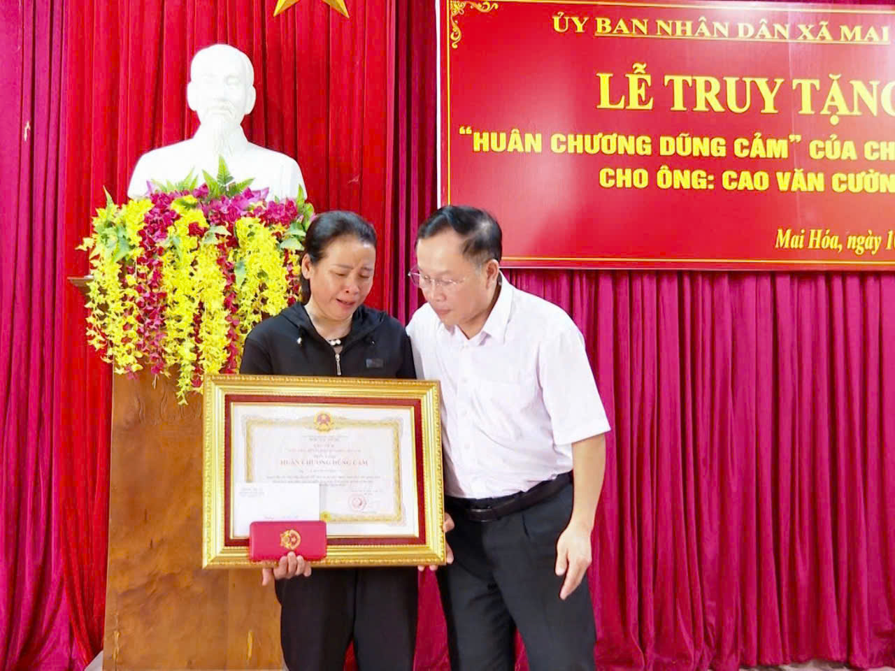 Trao Huân chương Dũng cảm cho người nông dân hy sinh cứu người trong lũ lụt - Ảnh 1.