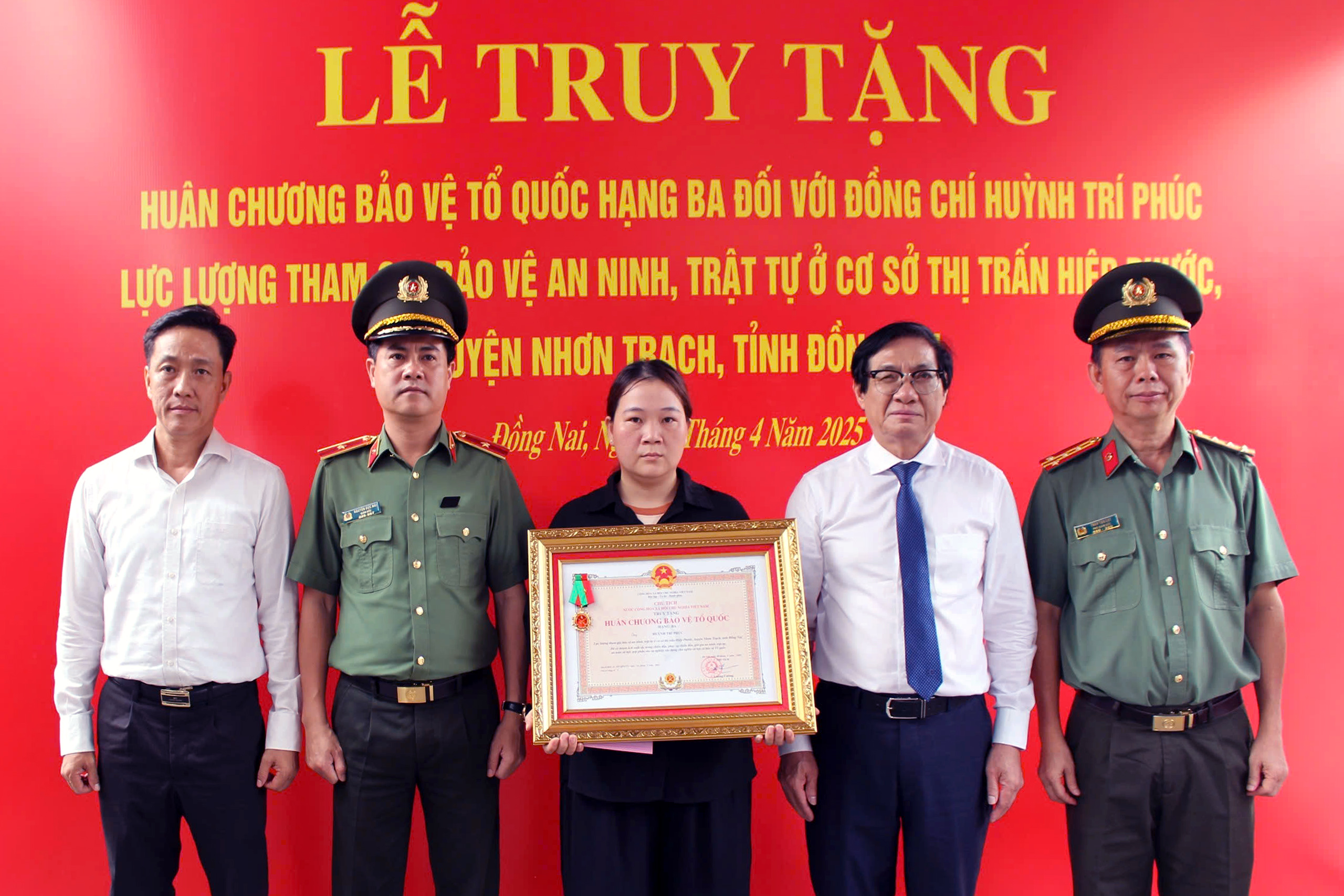 Truy tặng Huân chương Bảo vệ Tổ quốc cho anh Huỳnh Trí Phúc, người hy sinh khi bắt trộm - Ảnh 1.