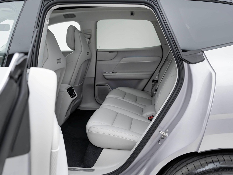 Volvo XC70 trở lại với diện mạo mới, khả năng chạy điện ấn tượng - 4