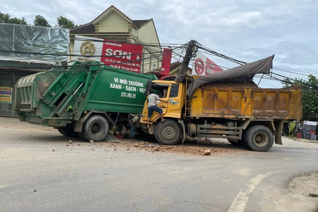 Va chạm giữa xe ben và xe chở rác